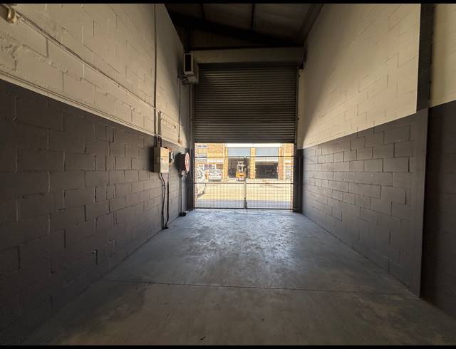 310M² WAREHOUSE TO LET IN STIKLAND INDUSTRIAL